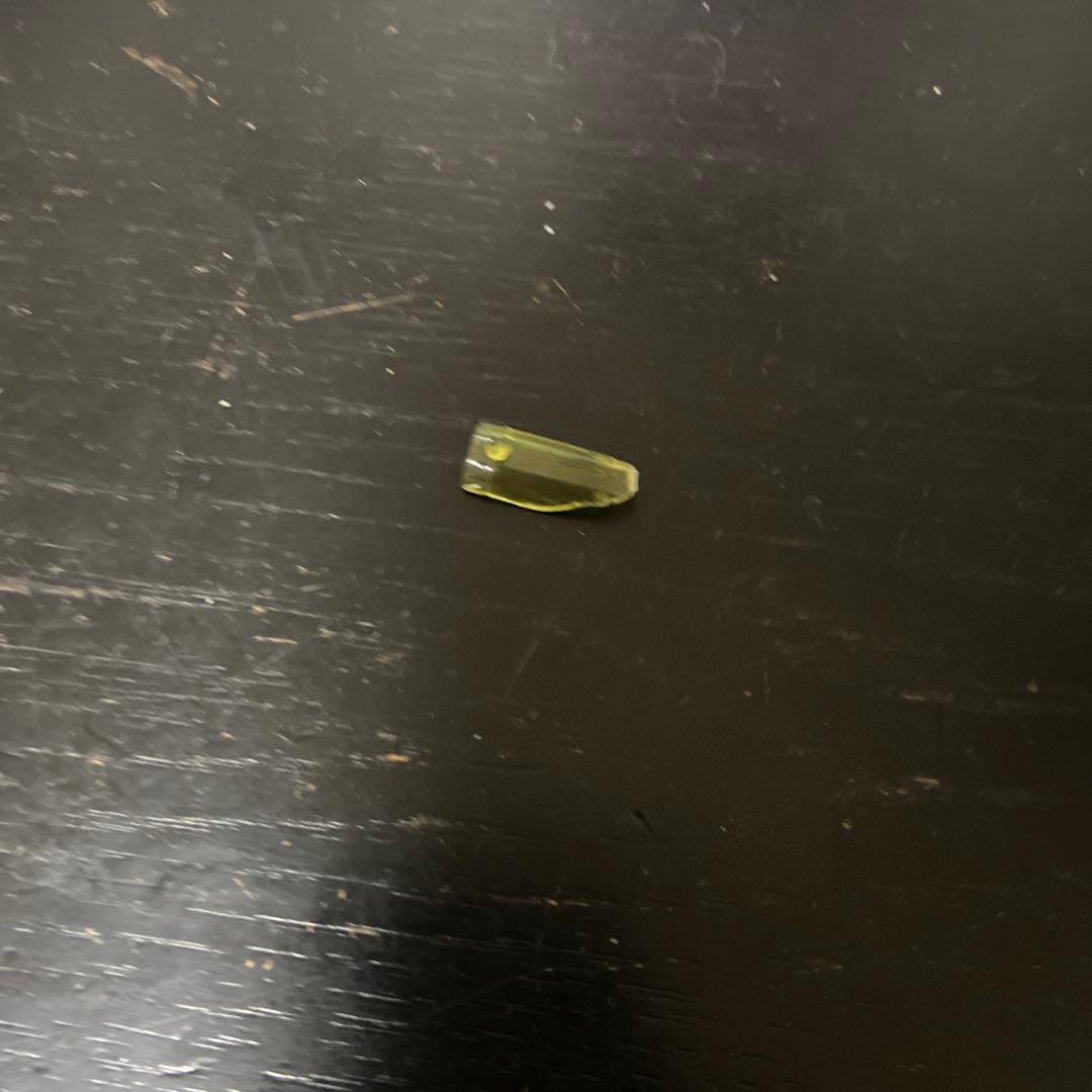 透明な黄緑色のガラス破片