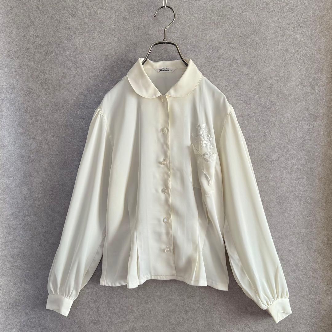 ポケットお花刺繍タックデザインブラウス アイボリー白系M・Lochie