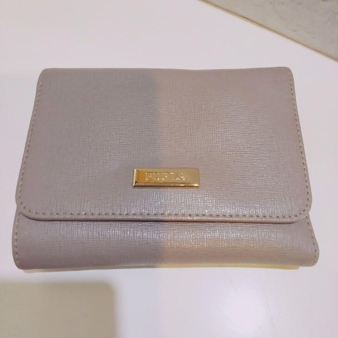 FURLA ベージュ 三つ折り財布 - メルカリ