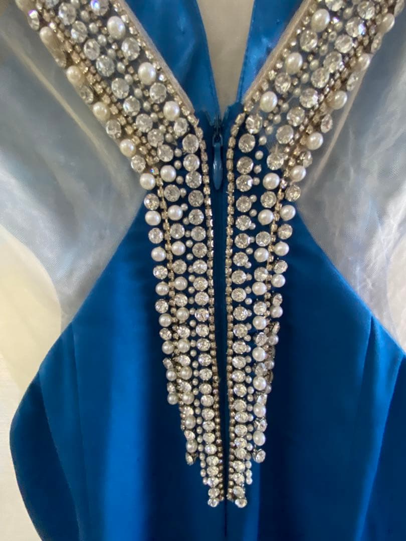 Mビジュー付き青Vネックドレス