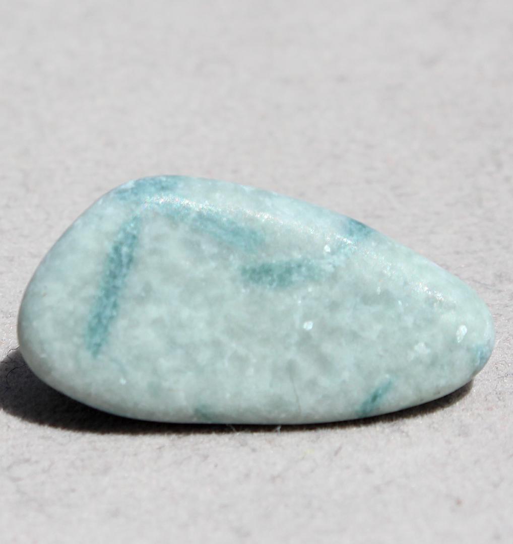 横川］糸魚川翡翠 青翡翠 原石 6.3g - メルカリ