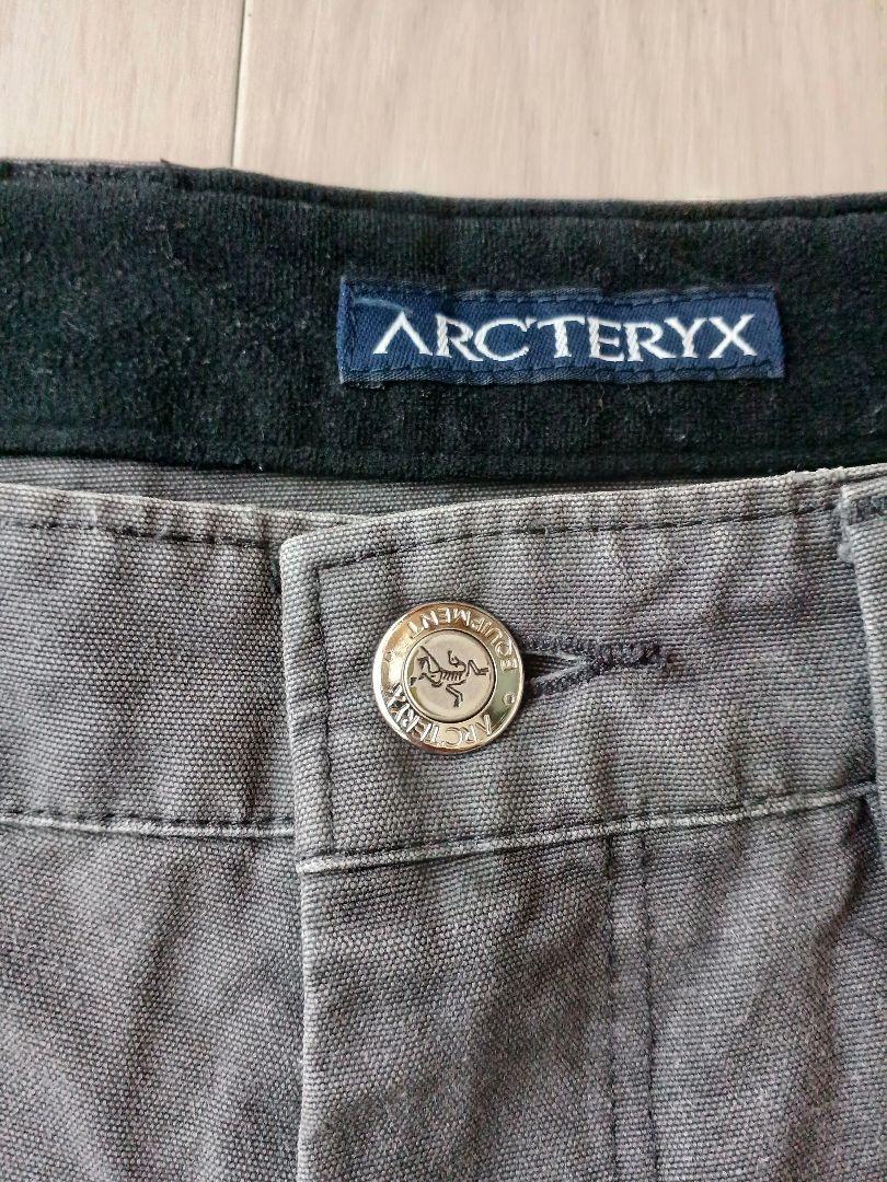 パンツ　②　ARC’TERYX　ハーフパンツ　チャコールグレー