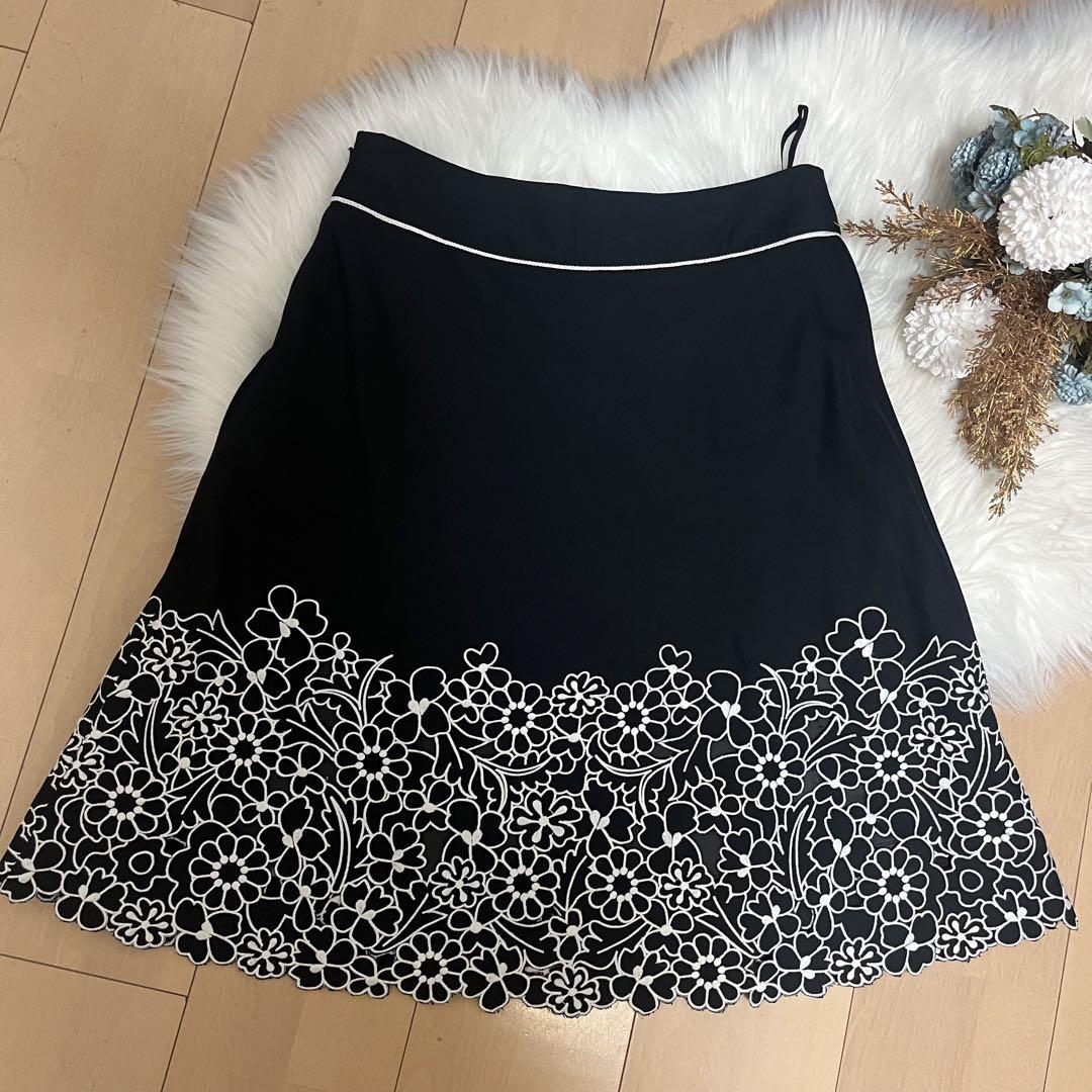 エムズグレイシー フラワー刺繍フレアスカート 花柄 ネイビー 濃紺 膝 エムズグレイシー フラワー刺繍フレアスカート 花柄 ネイビー 濃紺 膝