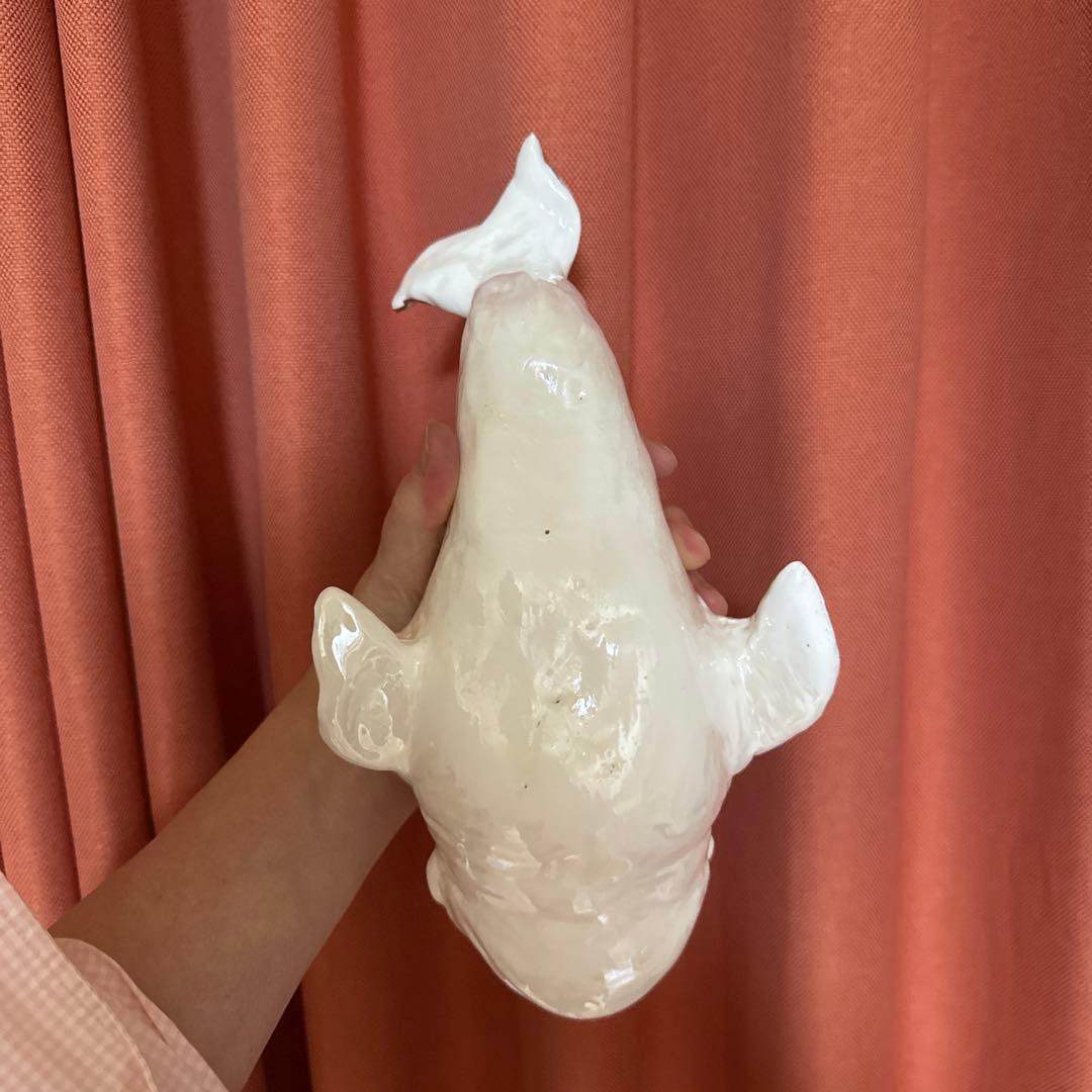 白い陶器のシロイルカの置物