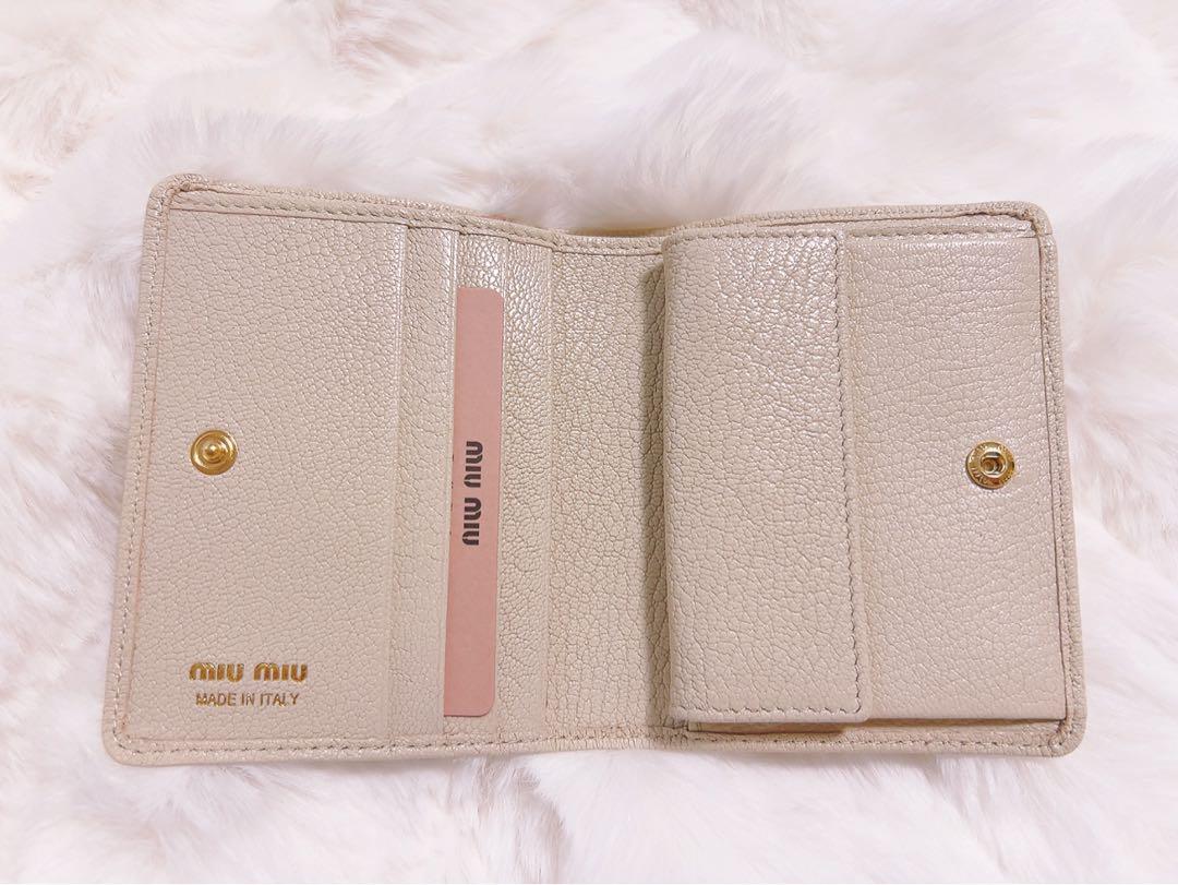 MIU MIU ベージュ 二つ折り財布 送料関税込☆MIU MIU☆レザー 折りたたみ財布☆ベージュ (MiuMiu