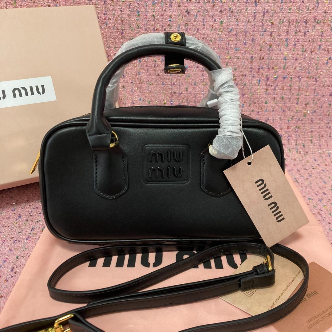 Miu Miu ブラックレザーハンドバッグ - メルカリ