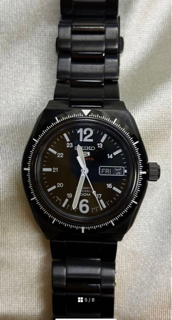 人気の高いオールブラックモデル、夜光インデックス付き。 人気の高いオールブラックモデル、夜光インデックス付き。