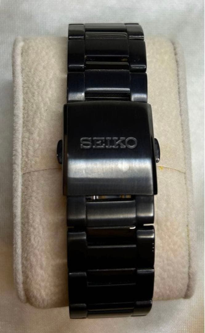 人気の高いオールブラックモデル、夜光インデックス付き。 人気の高いオールブラックモデル、夜光インデックス付き。