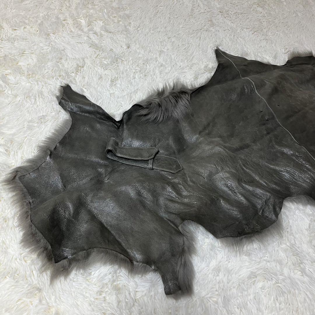 グレー