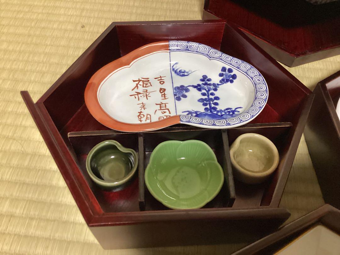 漆塗り　重箱　和風小物入れ　アクセサリーケース　小皿付き　三段重　引き出し