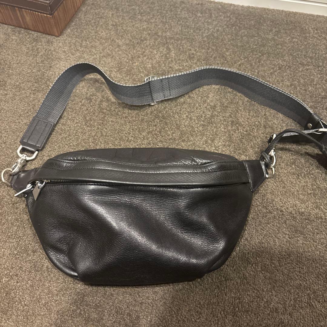 アニアリ　黒レザー ボディバッグ・