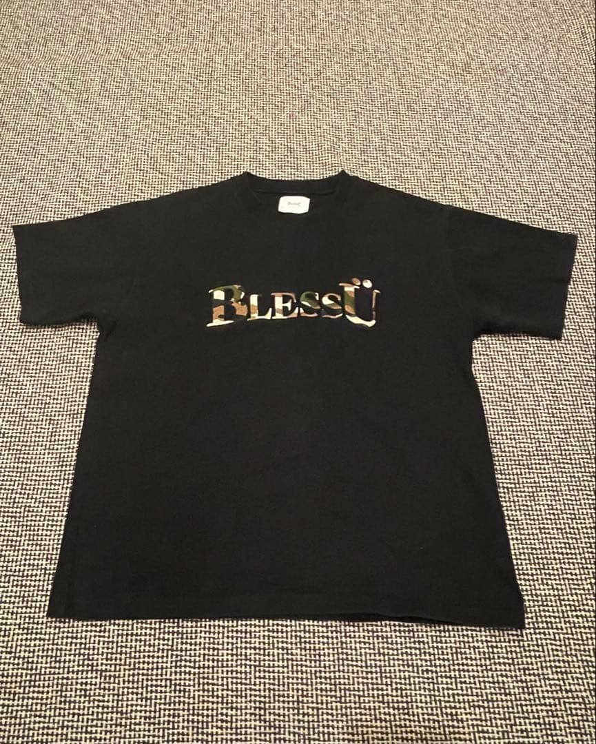 BLESS U カモフラージュロゴ ブラックTシャツ