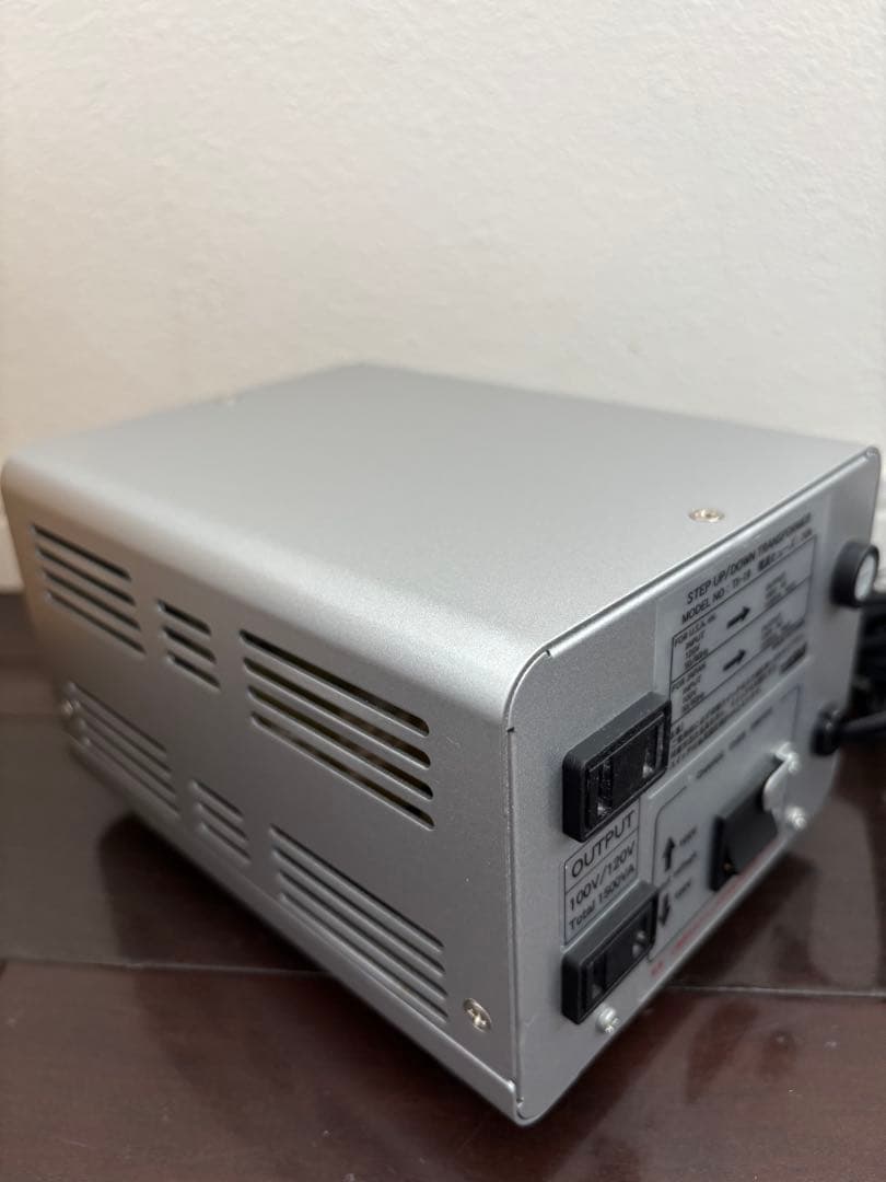 【美品】SK-1600 ステップアップ/ダウン変圧器 【美品】SK-1600 ステップアップ/ダウン変圧器