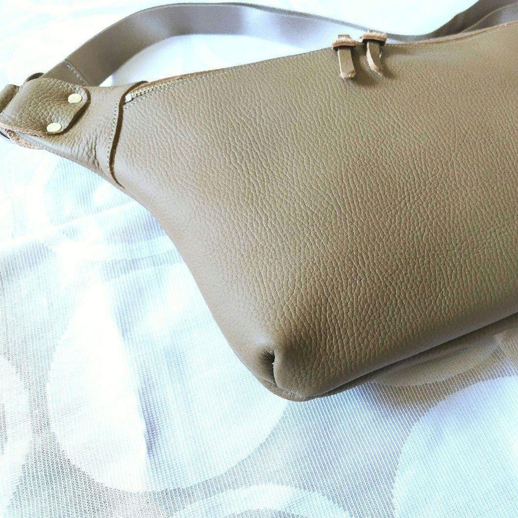 ハンドメイド　本革　ボディ　シュリンク型押　特大　グレージュ　★新品／未使用品★