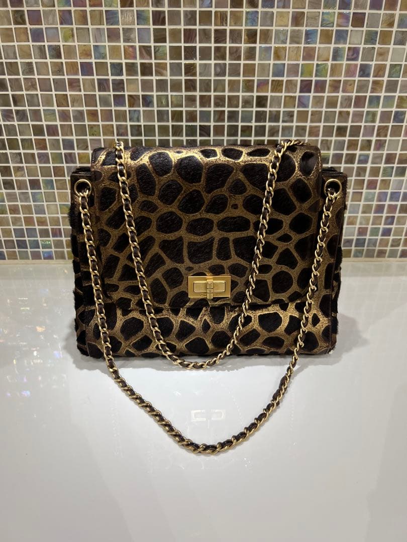 CHANELシャネル ゴールドとブラックのヒョウ柄ショルダーバッグ