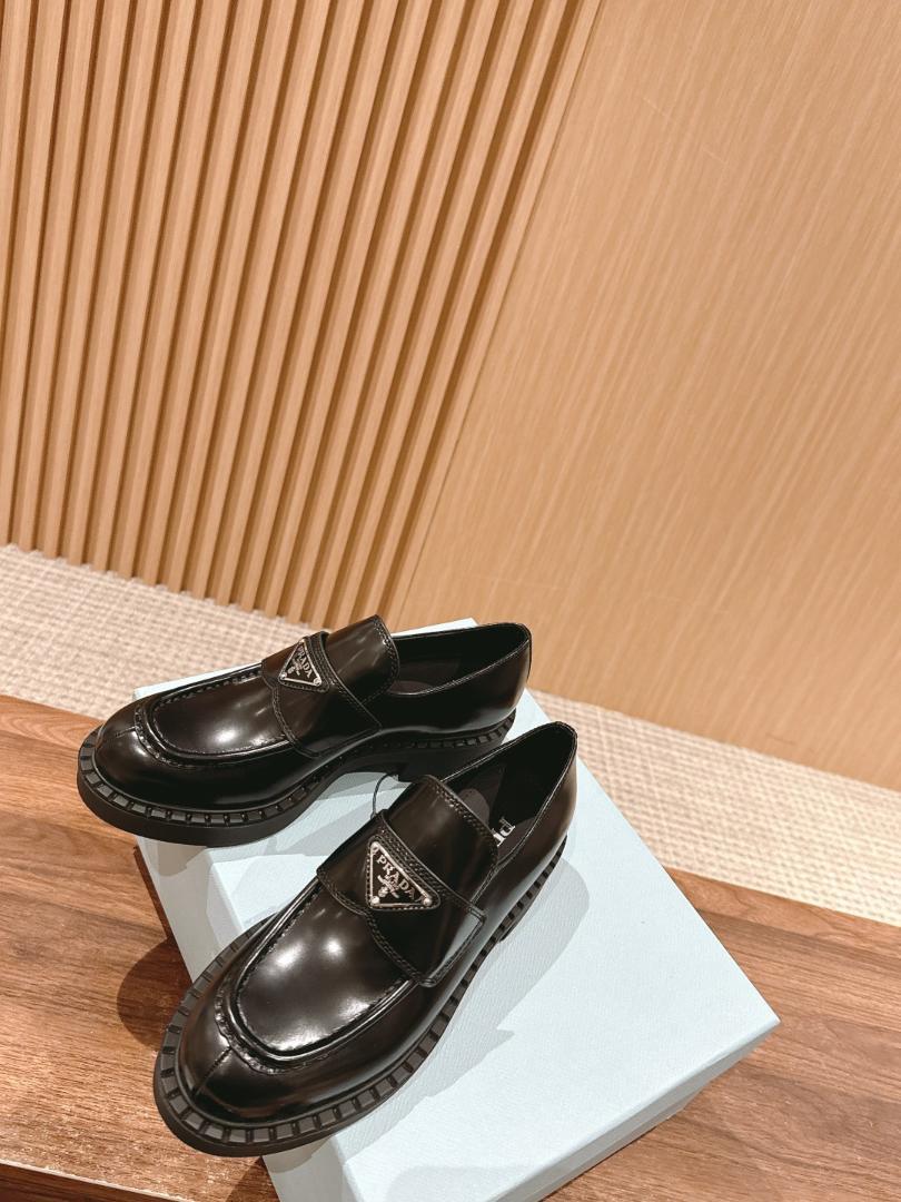 【大人気】 PRADA プラダ チョコレートパテントレザー ローファー