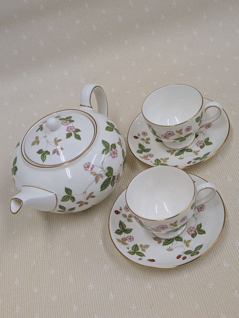 WEDGWOOD ワイルドストロベリー ティーポットとティーカップ ソーサー