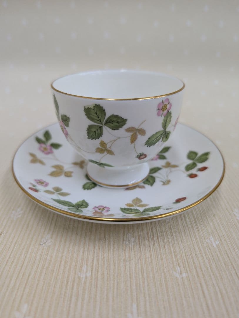WEDGWOOD ワイルドストロベリー ティーポットとティーカップ ソーサー WWW_OPDRERGINERDOGAN_COM