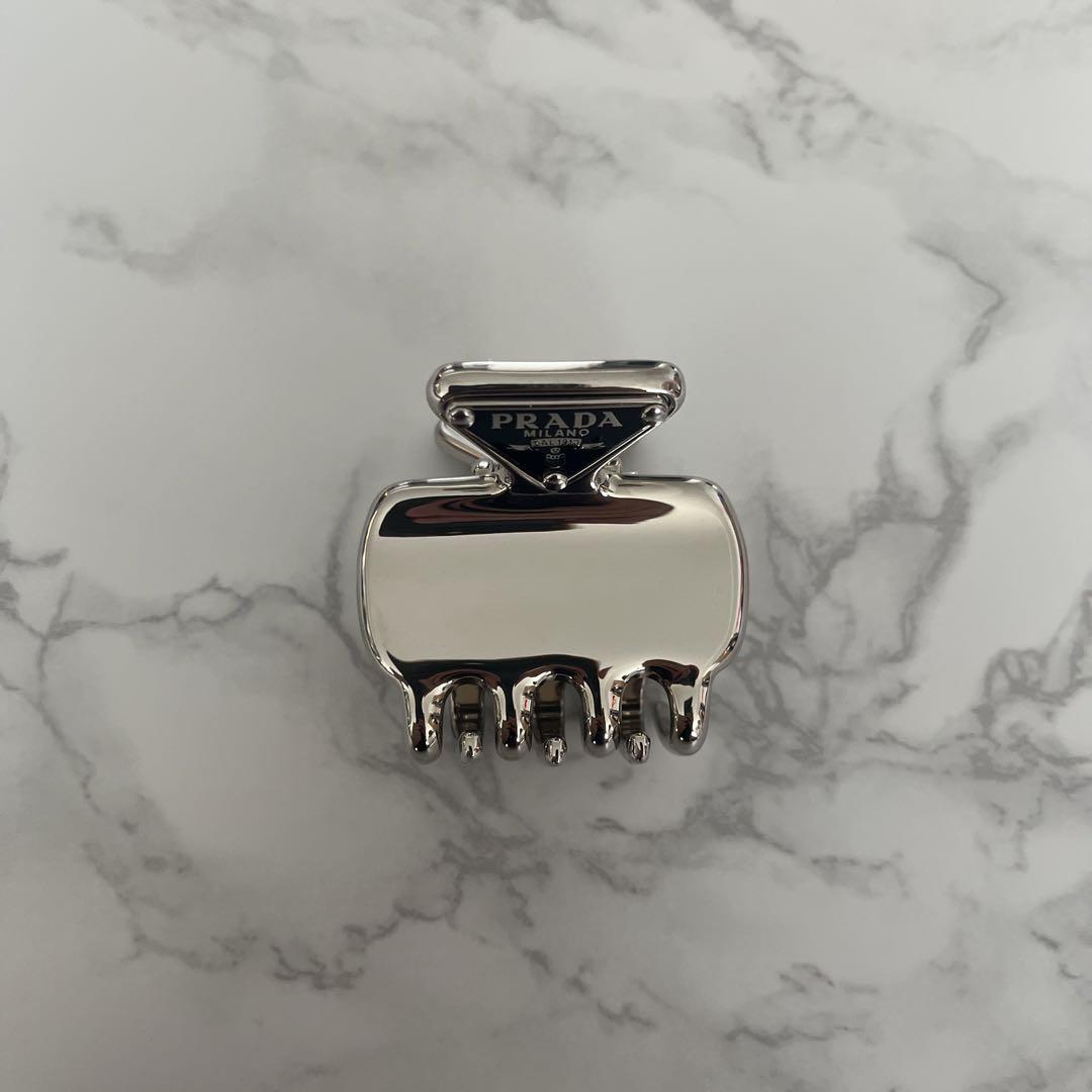 PRADA 三角ロゴ ロゴプレート ヘアクリップ