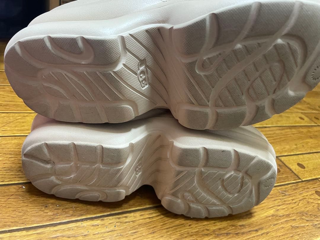 UGG いろベージュ　22.5