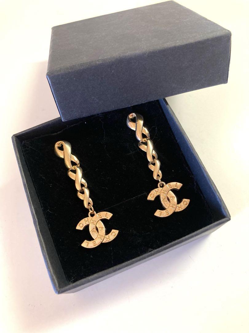CHANEL ロゴ入りチェーンピアス
