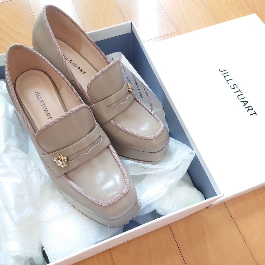 【ジルスチュアート】JILL STUART ベージュローファー ビジュー付き