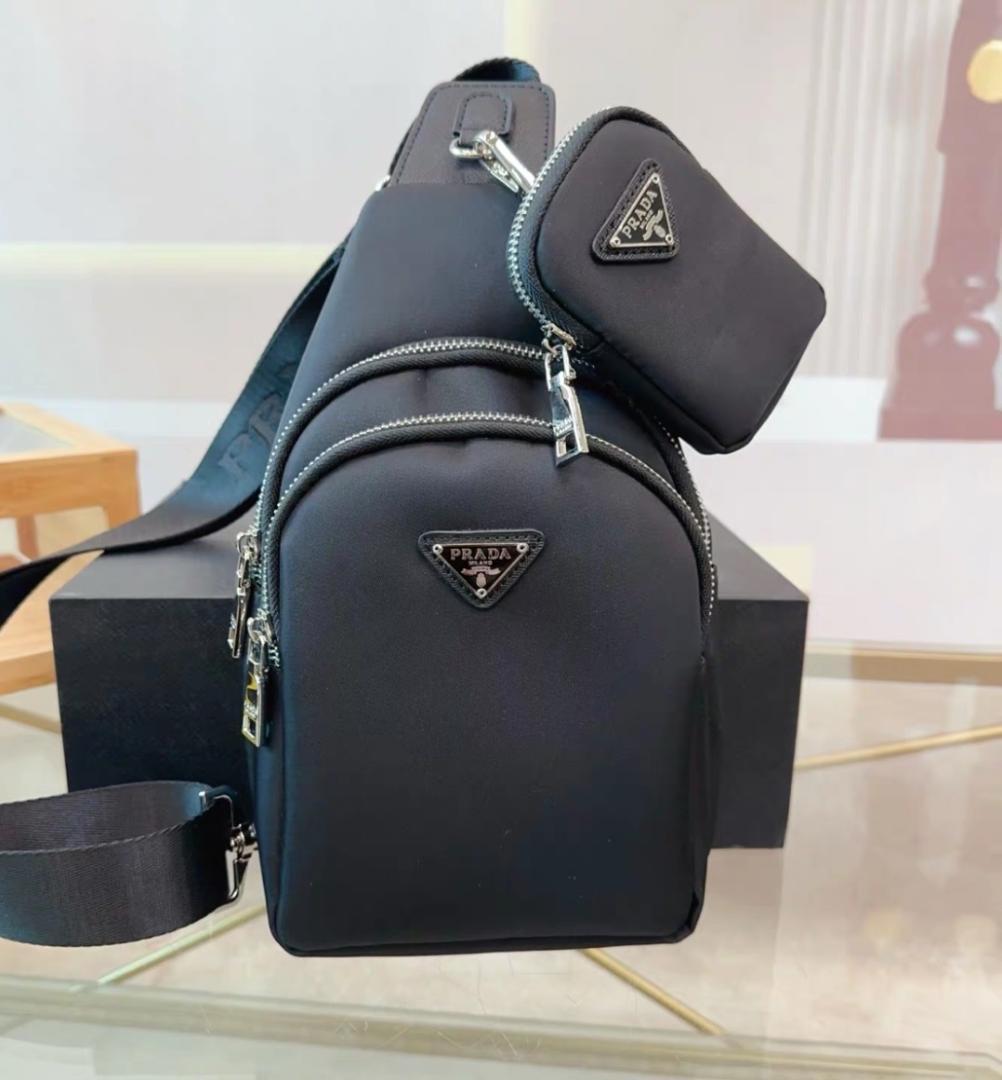 PRADA ブラック スリングバッグ