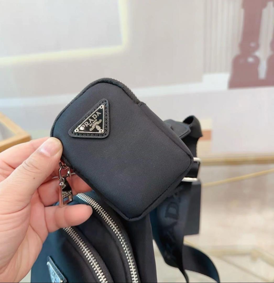 PRADA ブラック スリングバッグ - メルカリ