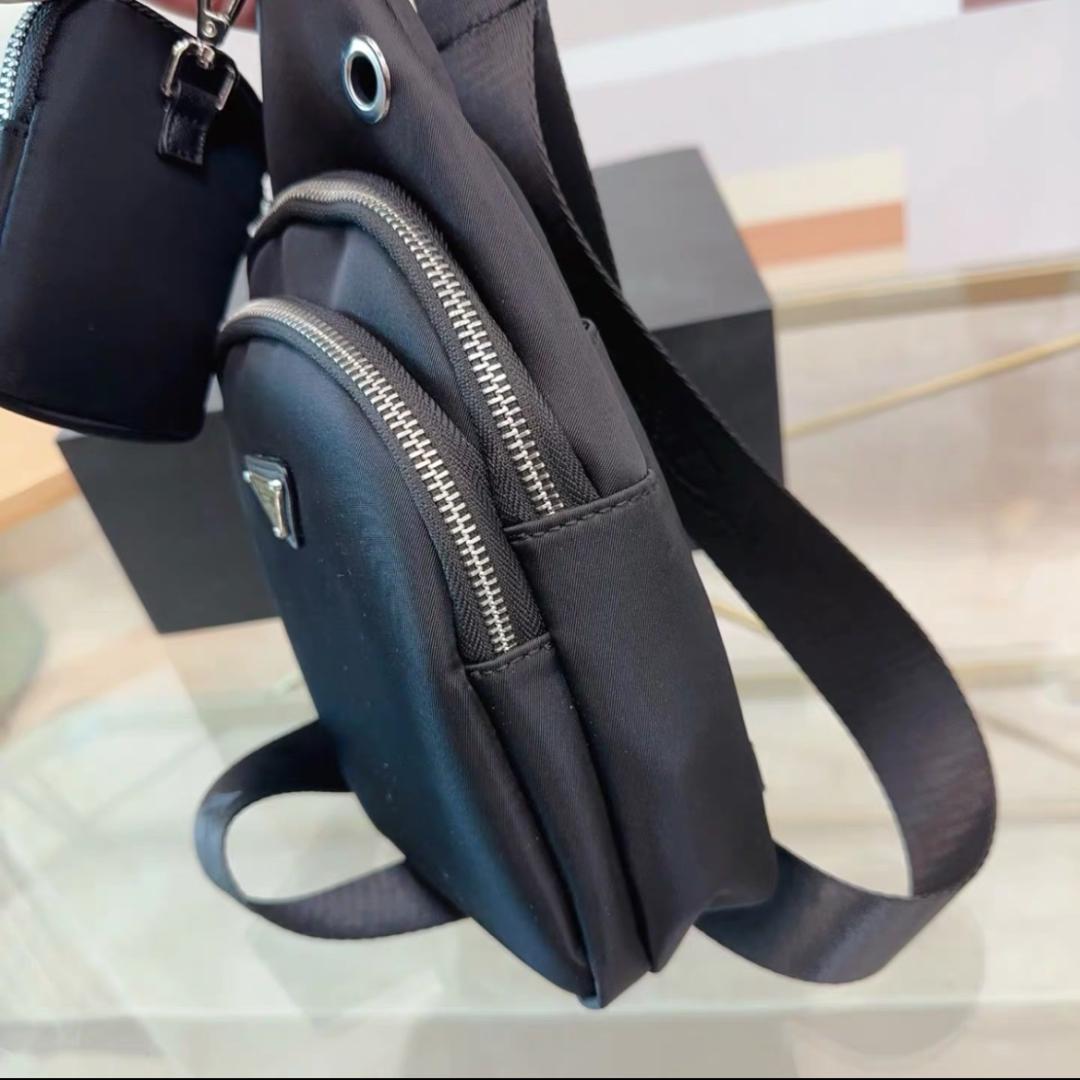 PRADA ブラック スリングバッグ A4対応 PRADA ブラック スリングバッグ - メルカリ