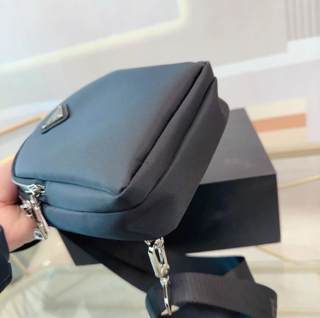 PRADA ブラック スリングバッグ A4対応 PRADA ブラック スリングバッグ - メルカリ