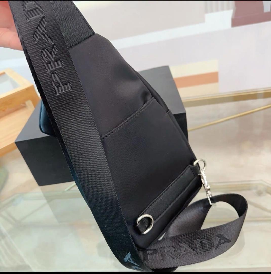 PRADA ブラック スリングバッグ - メルカリ