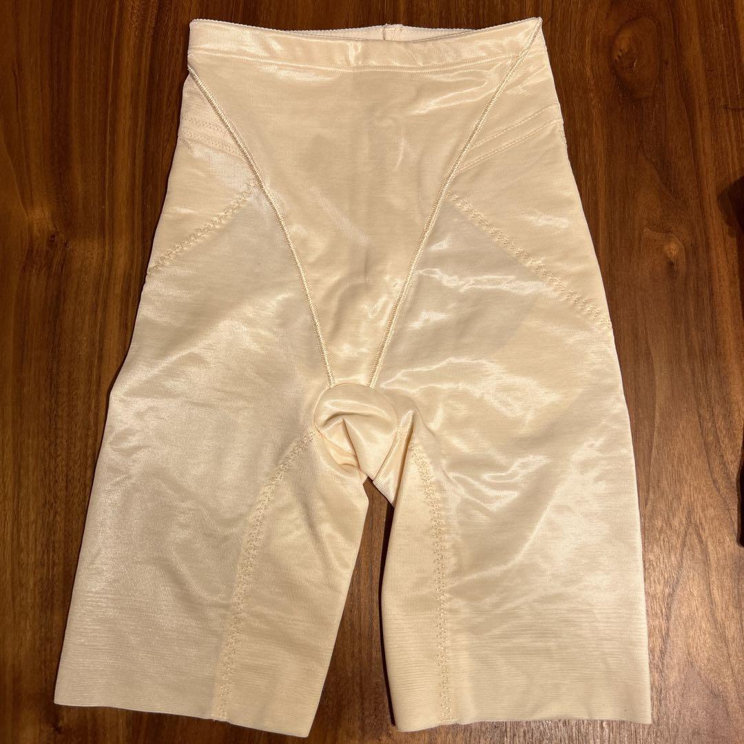 FOURSIS & CO.Vカットビスチェ&ガードルセット FOURSIS & CO.Vカットビスチェ&ガードルセット - メルカリ