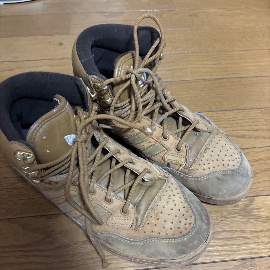 adidas ベージュ ミリタリーブーツ - メルカリ