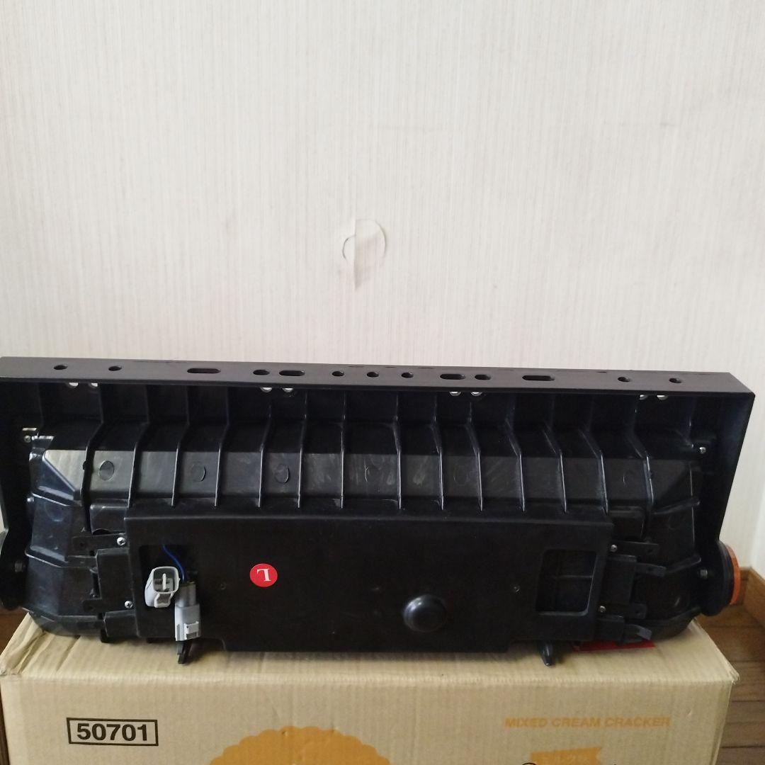 リアコンビネーションランプ 3連やや傷や汚れあり