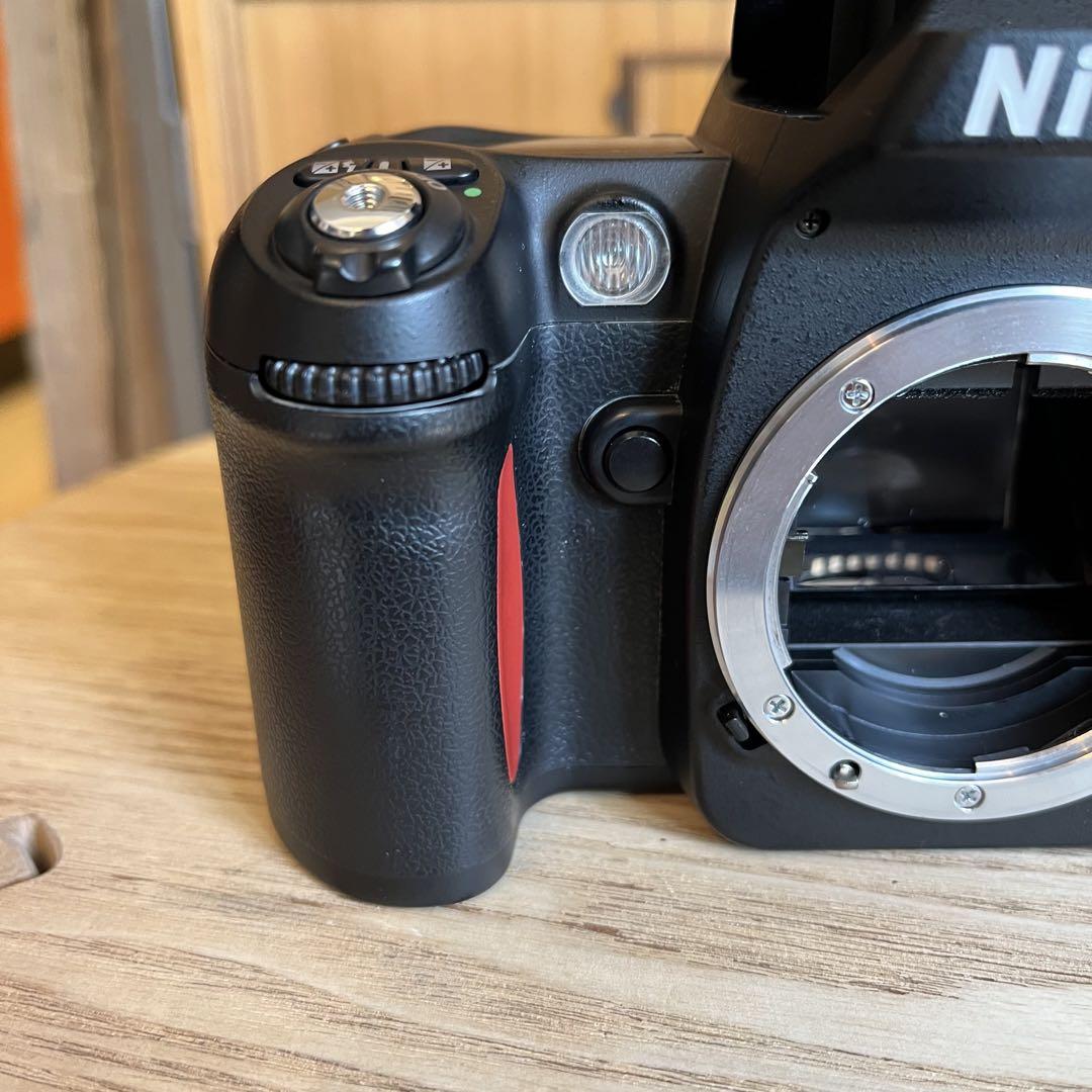 ベト付きなし Nikon F80 フィルム一眼レフカメラ ストラップ付き