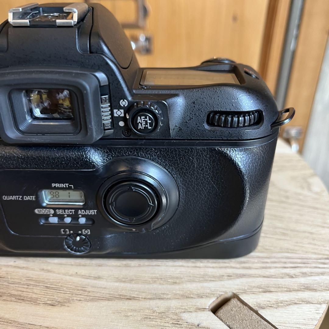ベト付きなし Nikon F80 フィルム一眼レフカメラ ストラップ付き