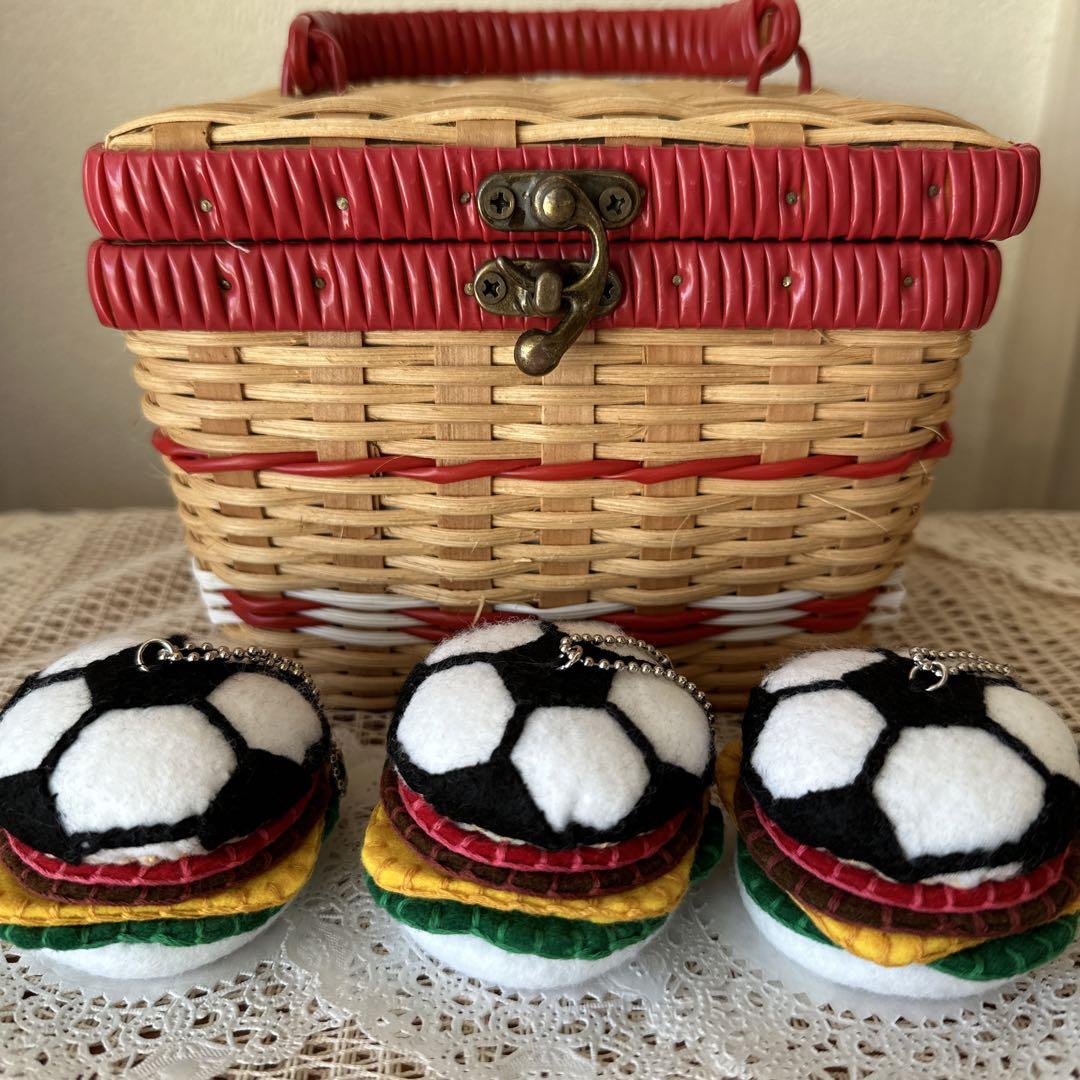 ハンドメイド サッカーボール フェルト soccerballBurger - メルカリ