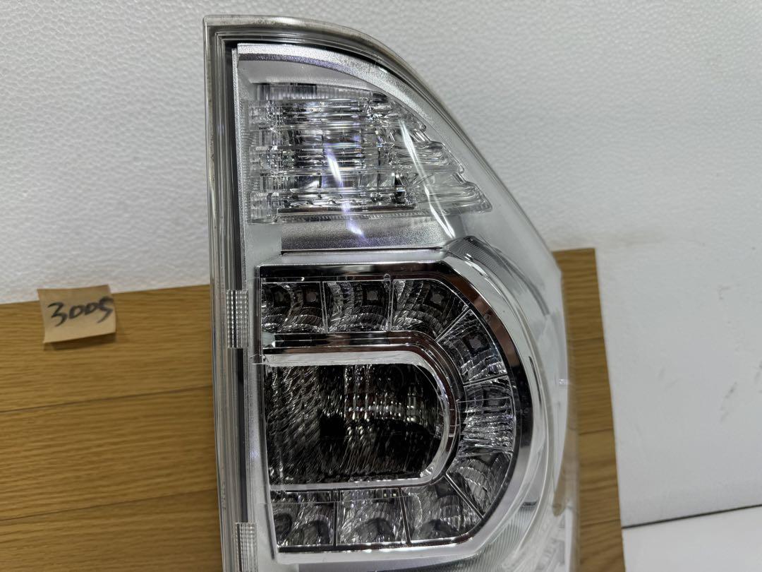 ヴォクシー 後期 ZRR70W 純正 右 LED テールランプ テールライト