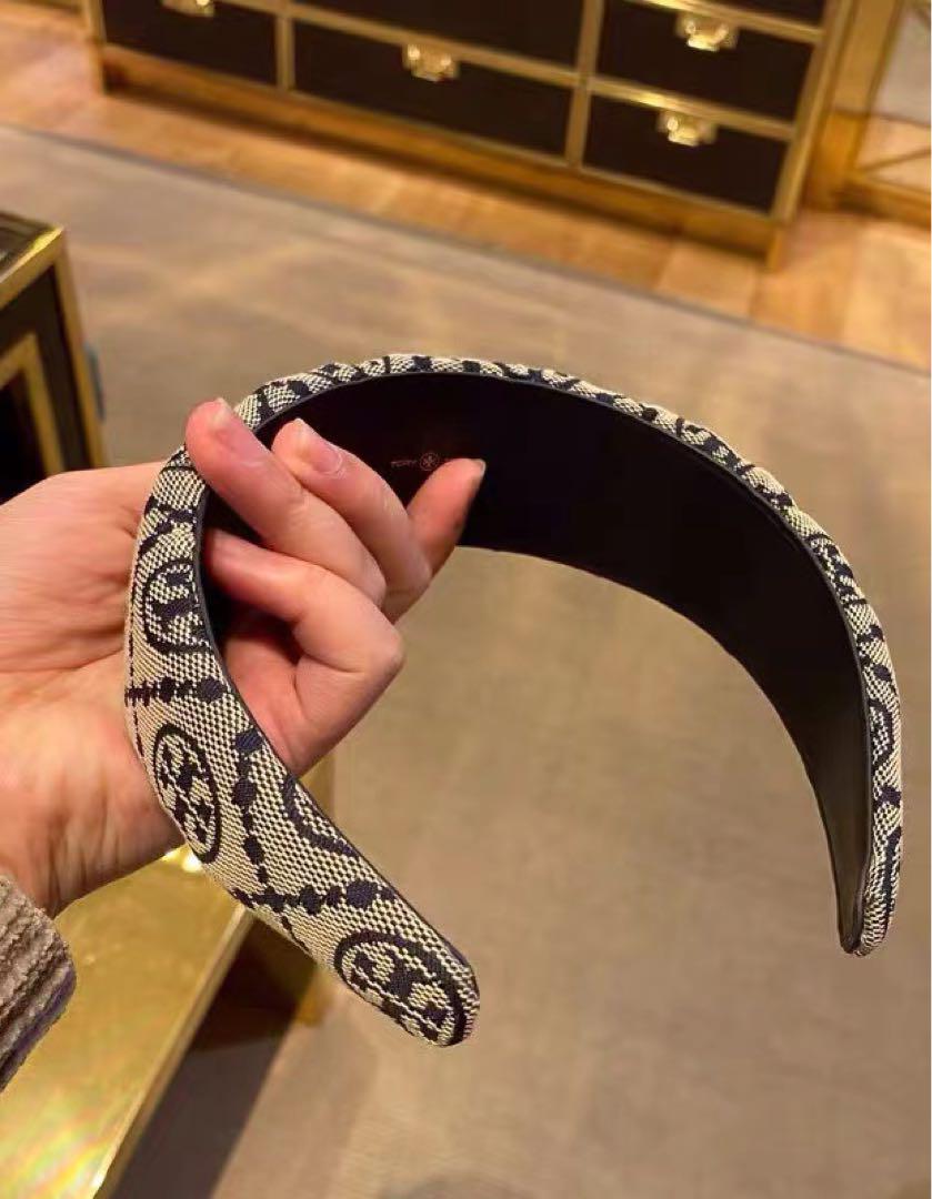 トリーバーチ　Tモノグラム ワイド ヘアバンド　カチューシャ　ワイド