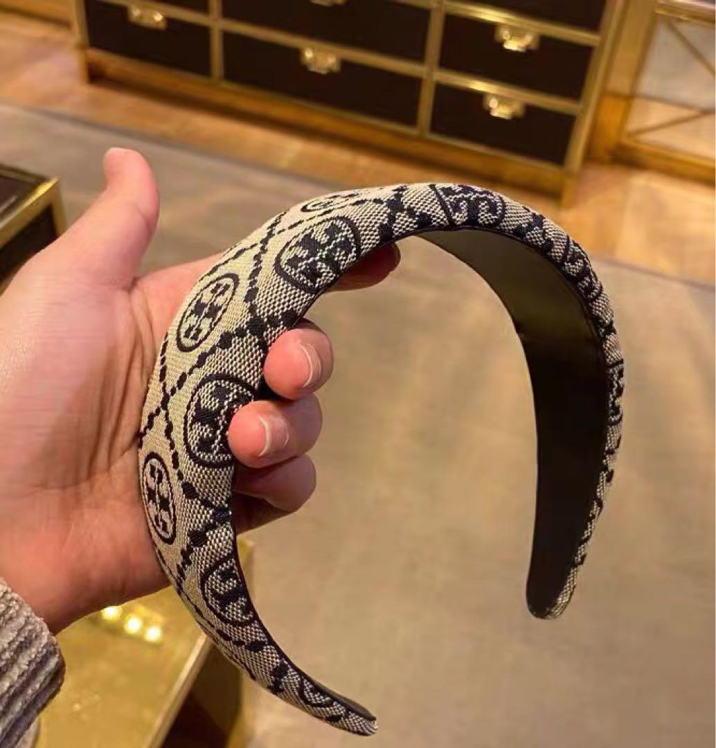 トリーバーチ　Tモノグラム ワイド ヘアバンド　カチューシャ　ワイド