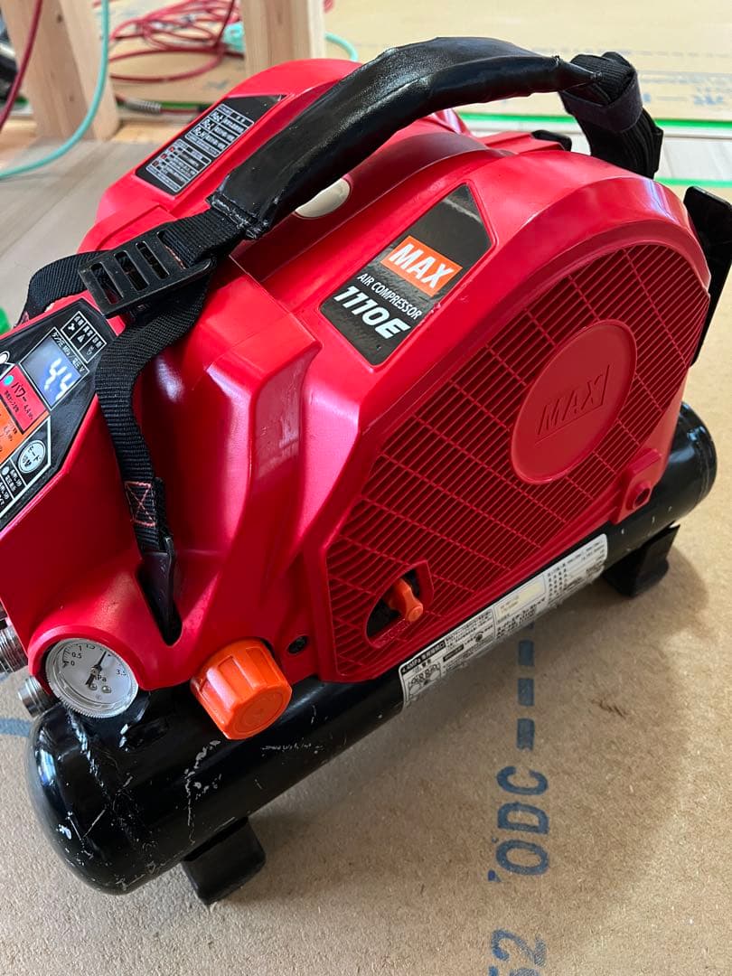 MAX1110E コンプレッサー 高圧4口 連結用 減圧カプラー付き MAX1110E コンプレッサー 高圧4口 連結用 減圧カプラー付き