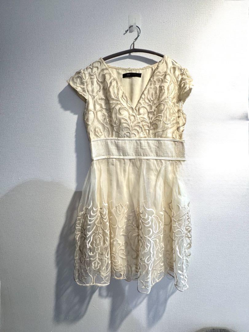 BCBGMAXAZRIAのドレス　未使用タグ付き BCBGホワイトシンプルドレス/山崎みどり - カラードレス