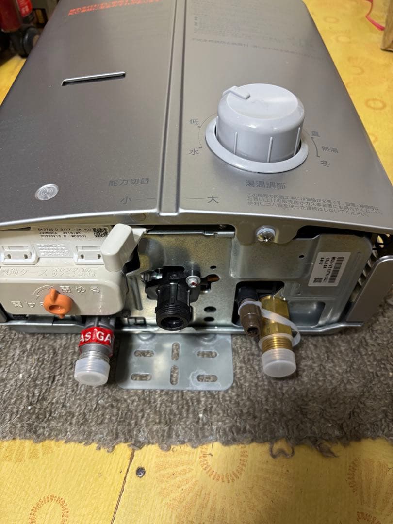 瞬間湯沸かし器目立った傷や汚れなし