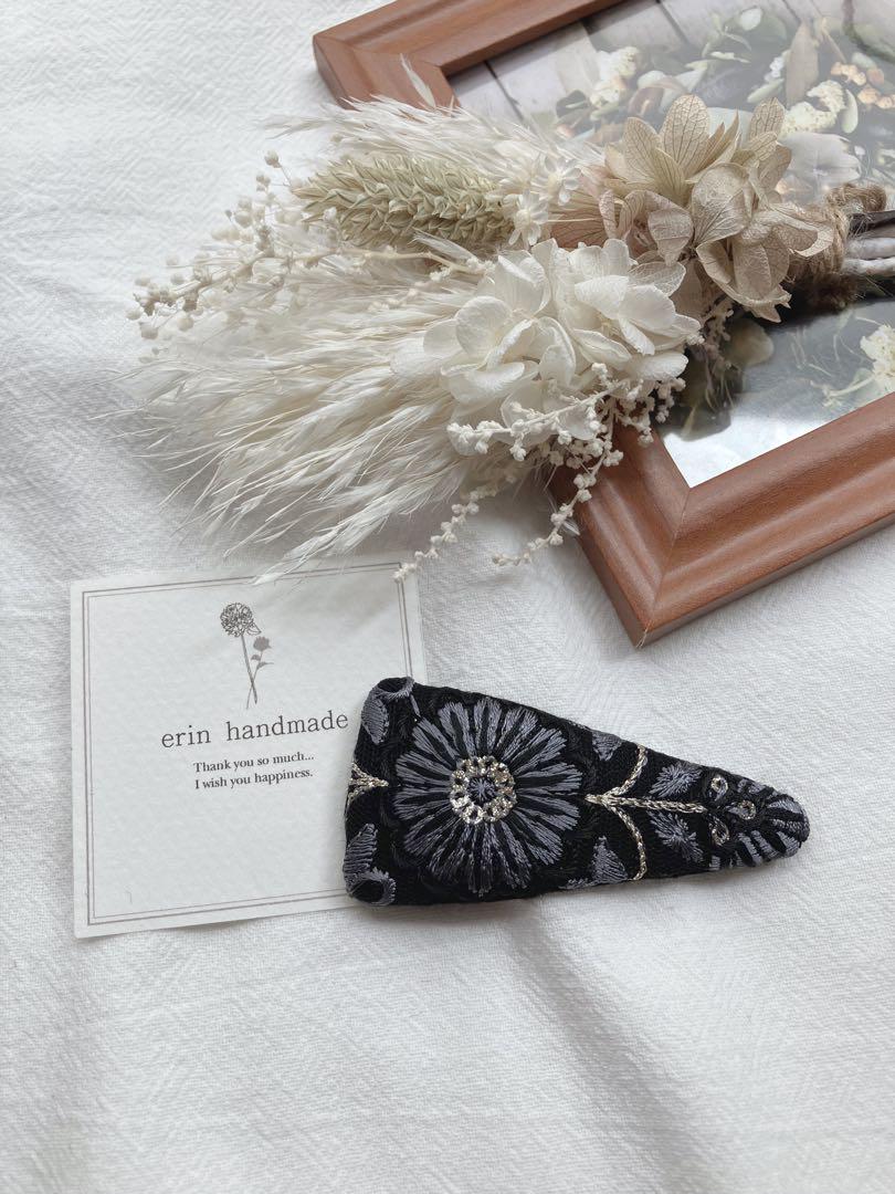 ꕤインド刺繍リボン　パッチンピン　ヘアピン　黒　お花ꕤ
