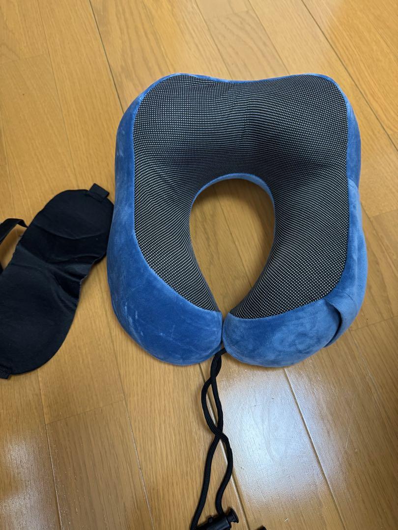 特注の特殊低反発素材 ネックピロー アイマスク付き