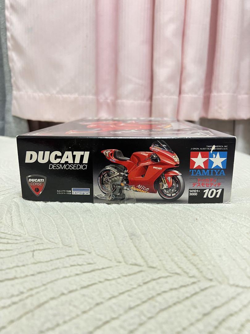 オートバイ・バイク Ducati Desmosedici & B-17F Memphis Belle