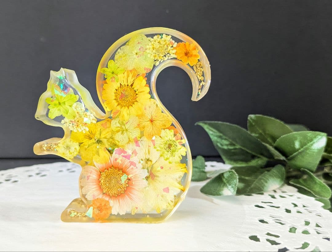 お部屋に癒しの空間を✳リスさんの置き物 半透明イエローオレンジ固まるハーバリウム お部屋に癒しの空間を✳リスさんの置き物 半透明イエローオレンジ固まるハーバリウム