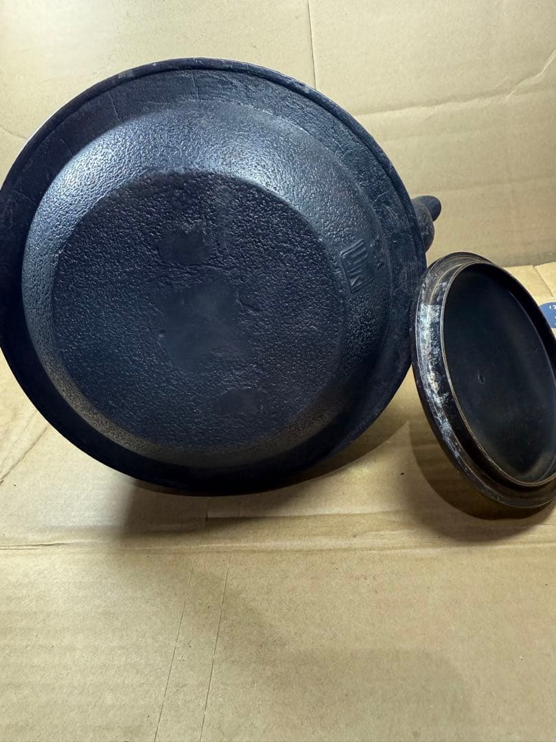 黒い鋳鉄製の鉄瓶 約15cm 黒い鋳鉄製の鉄瓶 約15cm