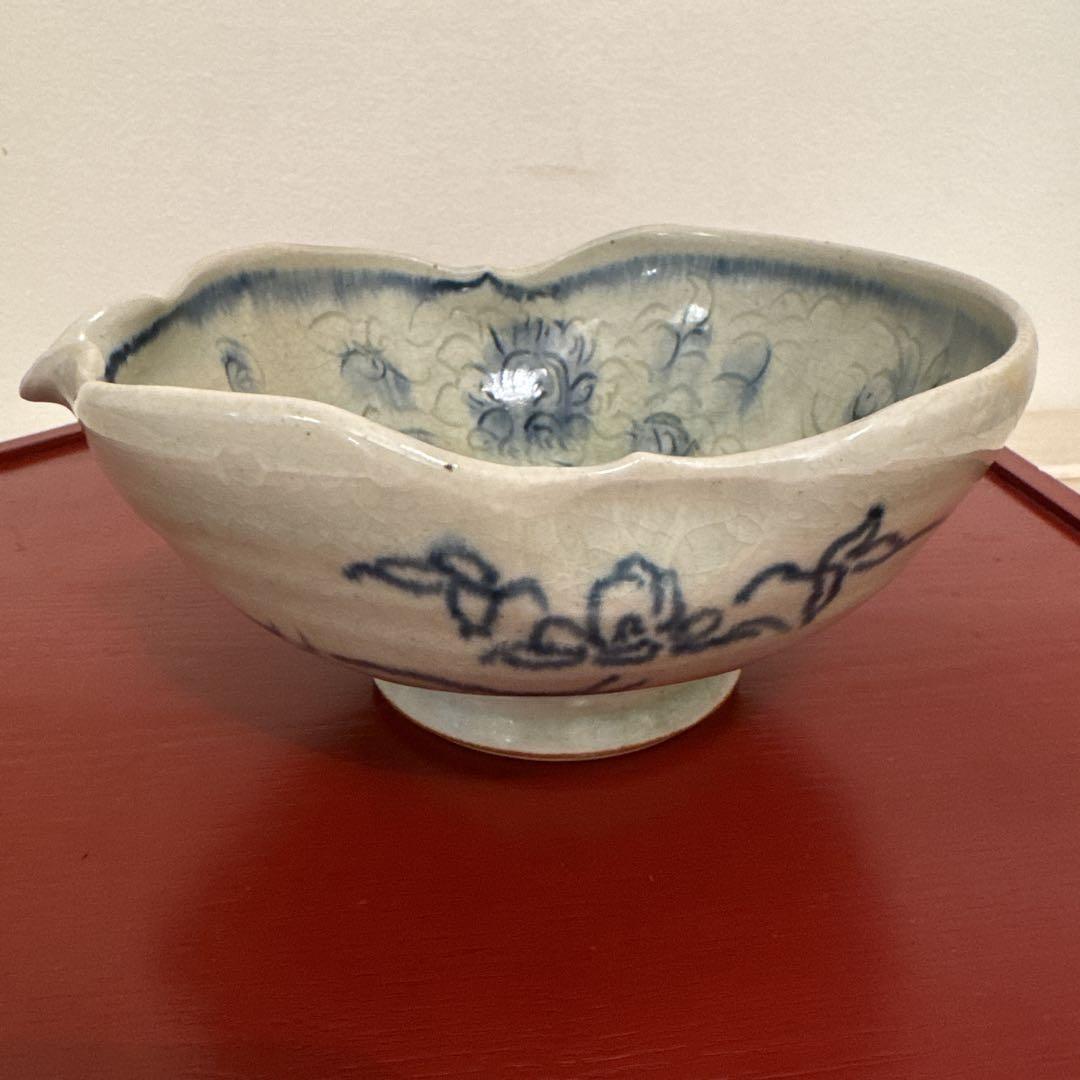イムサエムさんの片口鉢 花弁型 青白い花模様の陶器ボウル