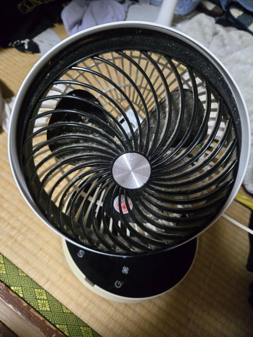 【ぱちおくん】スタンド型扇風機 ホワイト タッチパネル式 ホワイト円形扇風機 タッチパネル式 - メルカリ